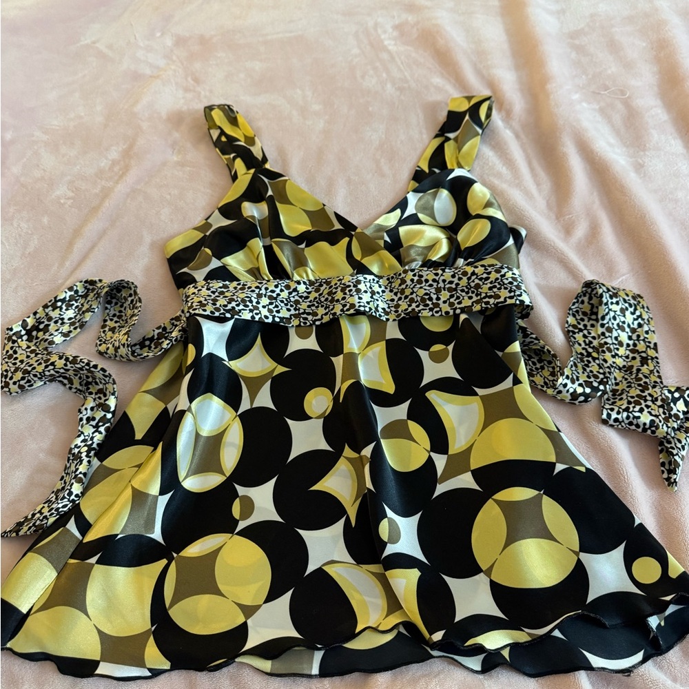 A. Byer Black and Yellow Geometric Top